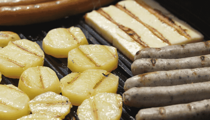 Linguiça com Batatas Receita facil, colocou no forno, Esta Pronta.