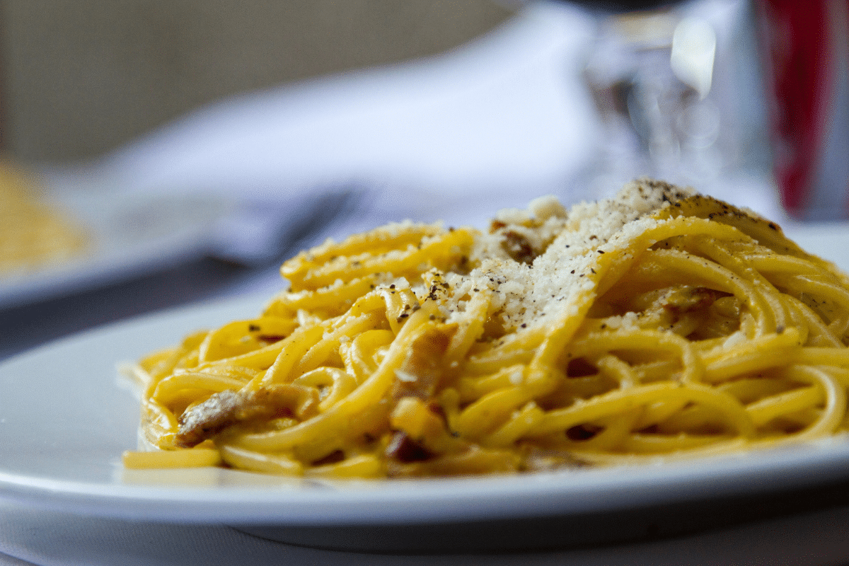 Penne com Molho de Tomate e Almôndegas de Frango