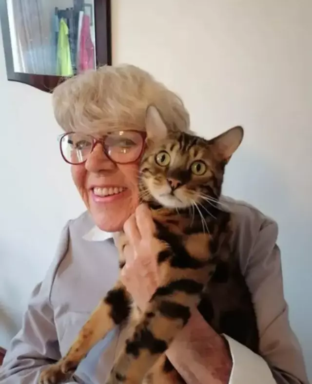 Idosa de 83 anos abandona marido de 37 pelo gato: 'Não sinto falta'