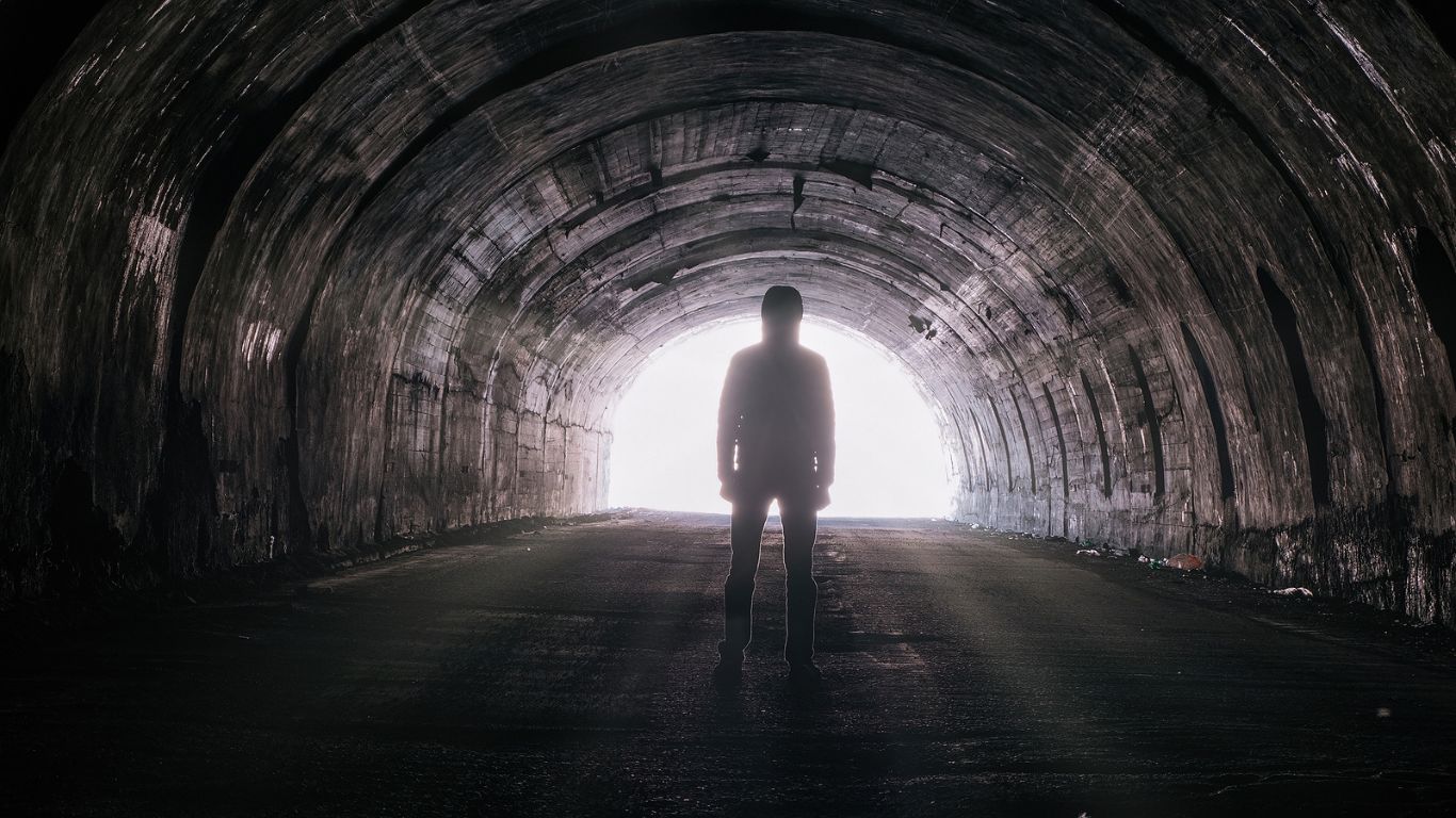 A Fascinante Origem e Uso do Termo "Luz no Fim do Túnel"